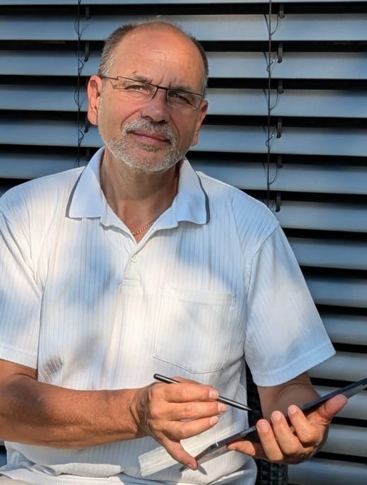 Stefan Clemens auf der Terrasse mit Pad