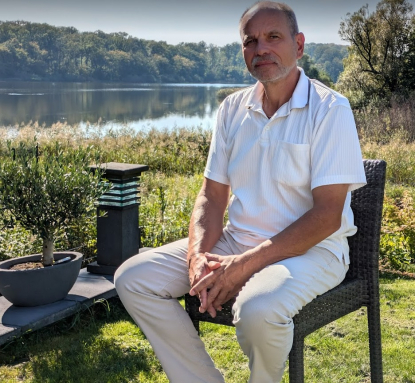 Stefan Clemens auf seiner Terrasse am See